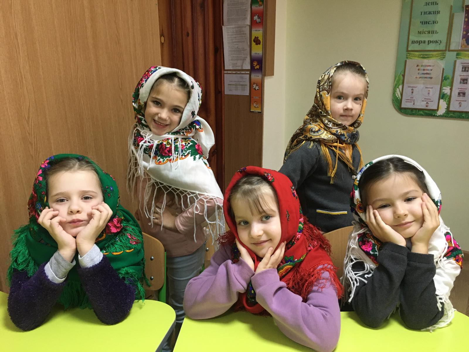 Вітаємо зі Всесвітнім Денем української хустки